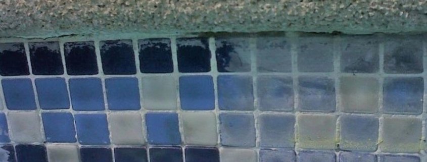 limpiar línea de flotación piscina