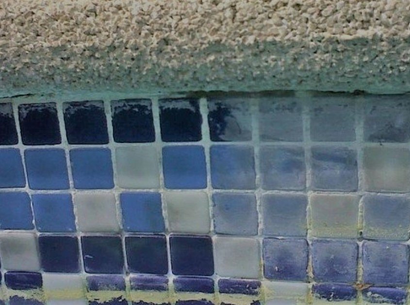 limpiar línea de flotación piscina